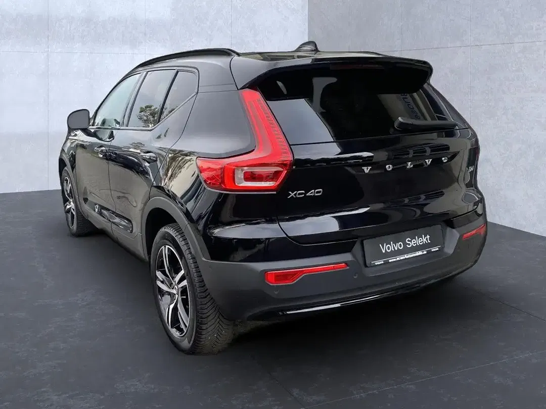 Volvo XC40 Plus Dark - Thumbnail 2