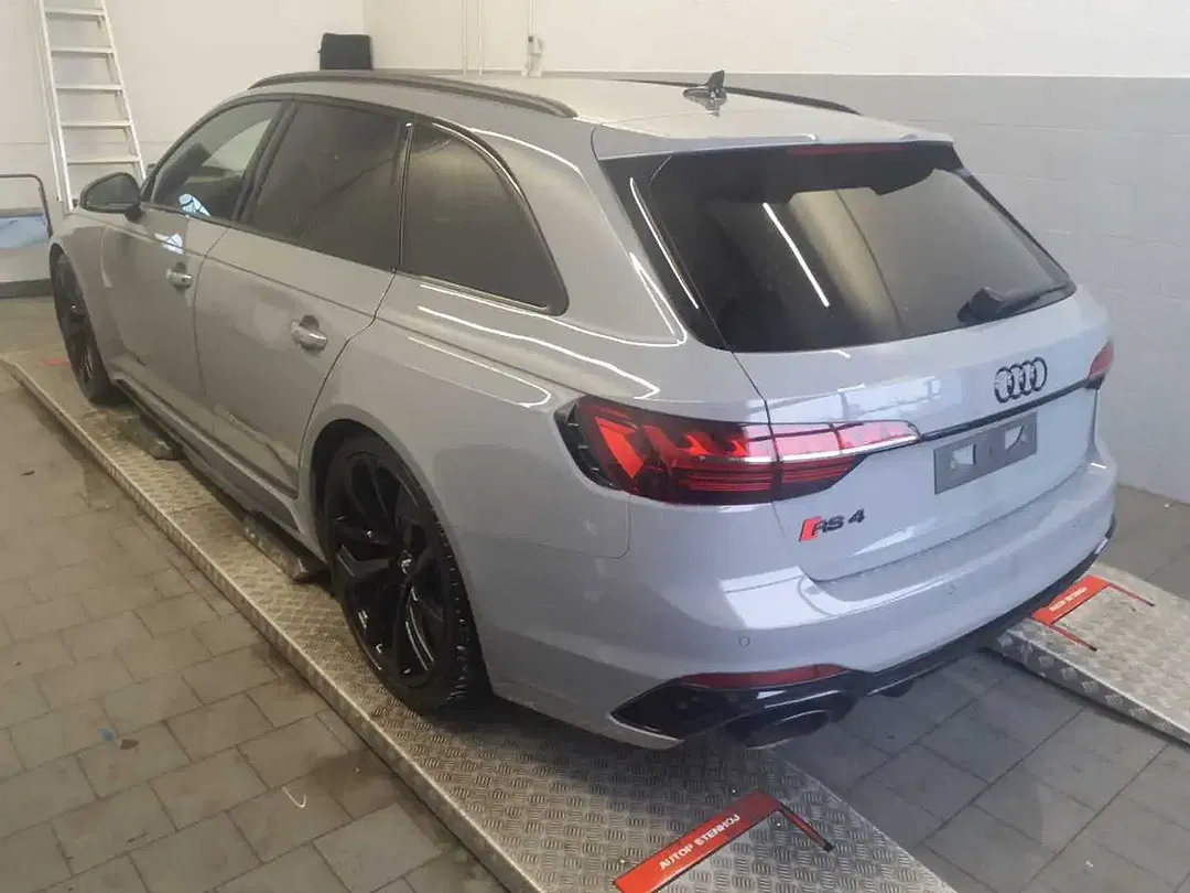 Audi RS4 Avant - Thumbnail 3