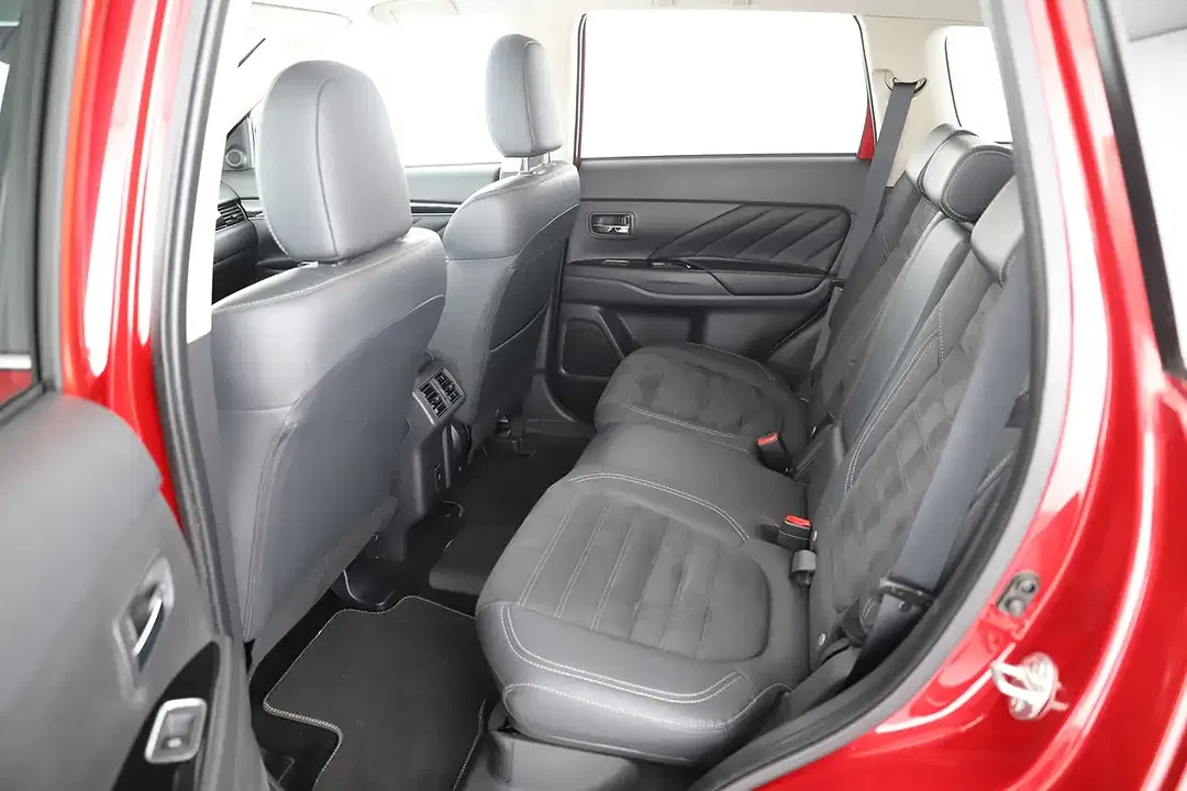 Mitsubishi Outlander PHEV 4WD Intense - Thumbnail 13