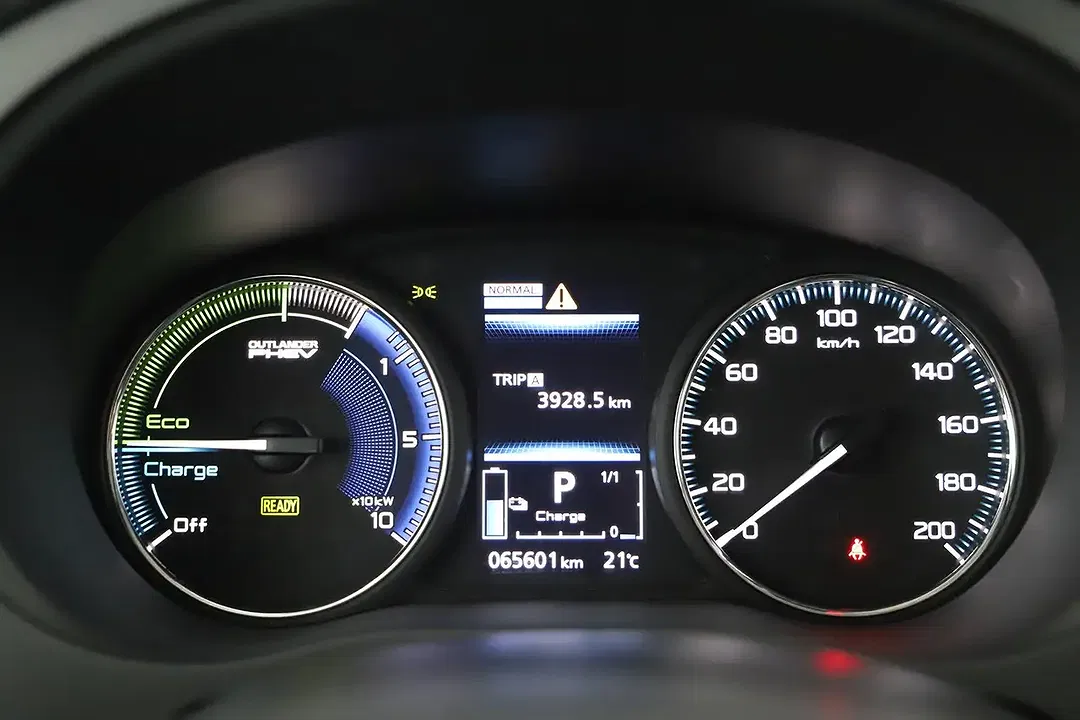 Mitsubishi Outlander PHEV 4WD Intense - Thumbnail 8