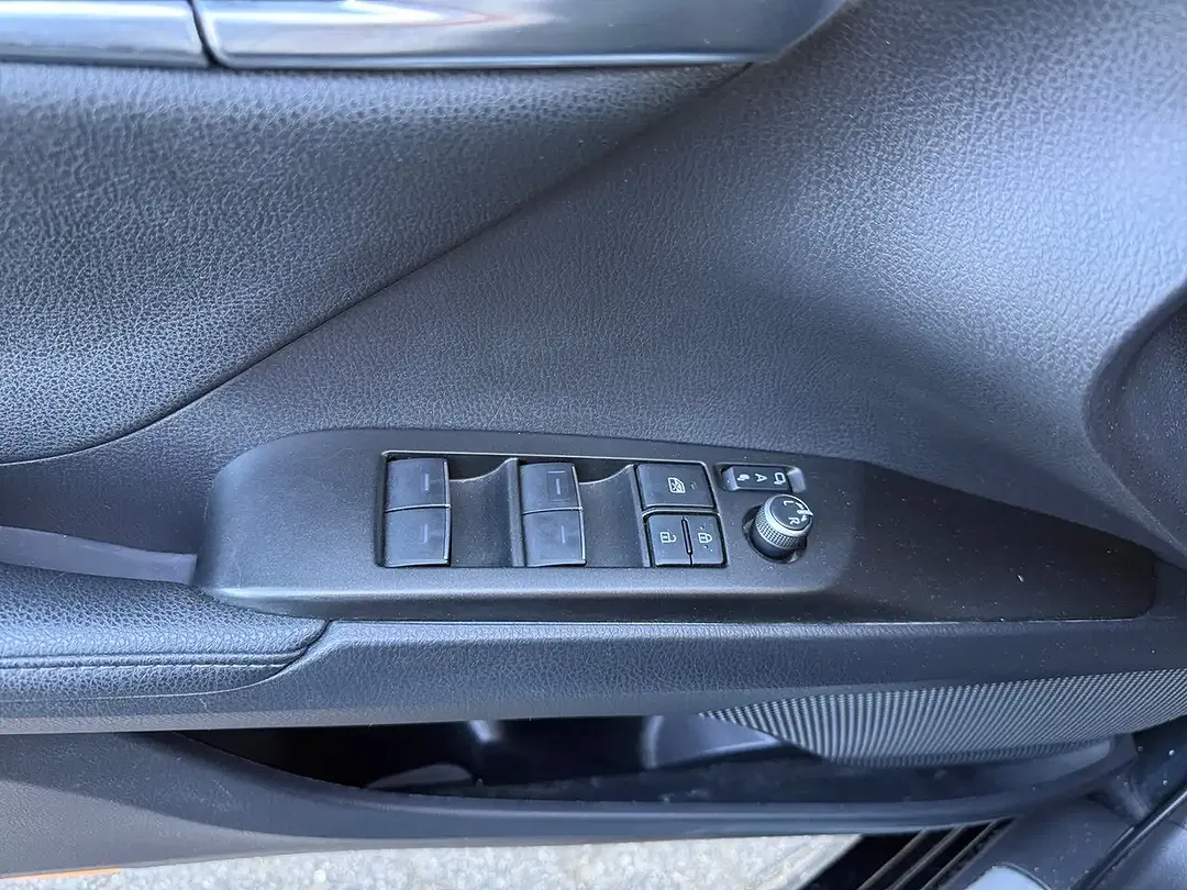 Toyota Camry Hybrid Executive - Thumbnail 17