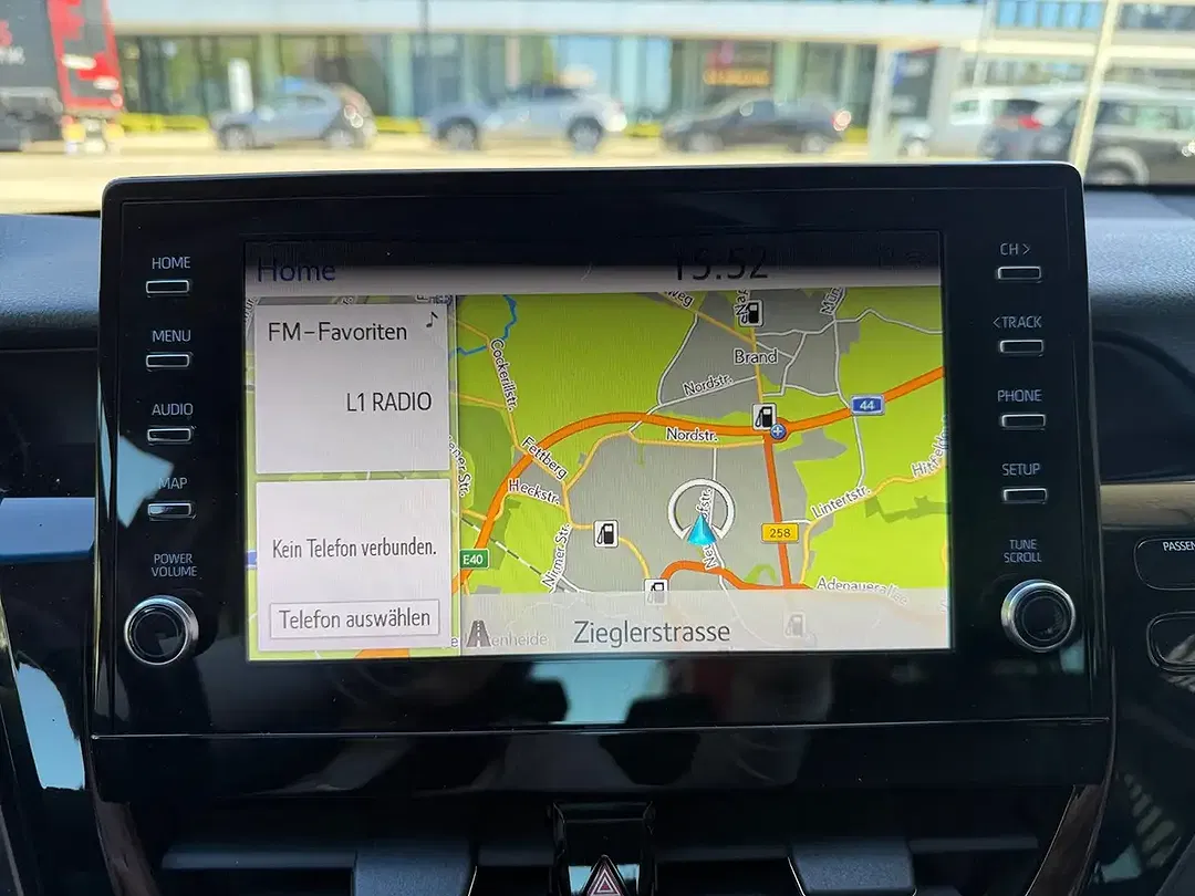 Toyota Camry Hybrid Executive - Thumbnail 20