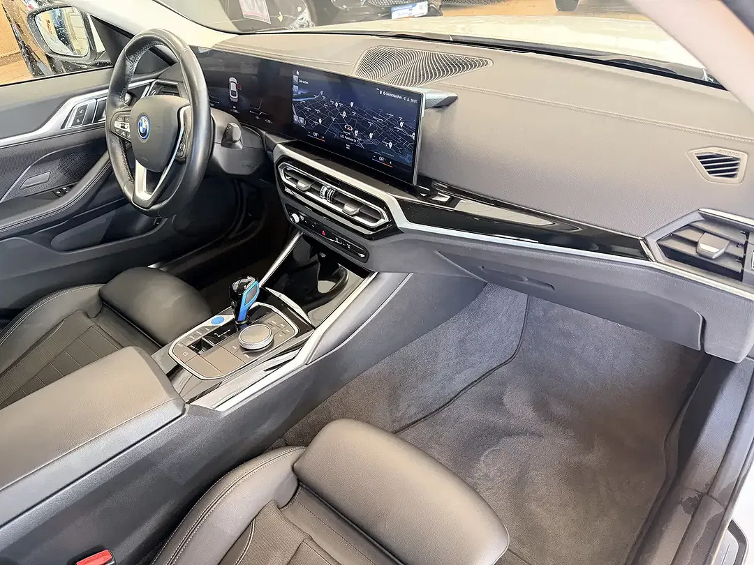 BMW i4 - Thumbnail 6