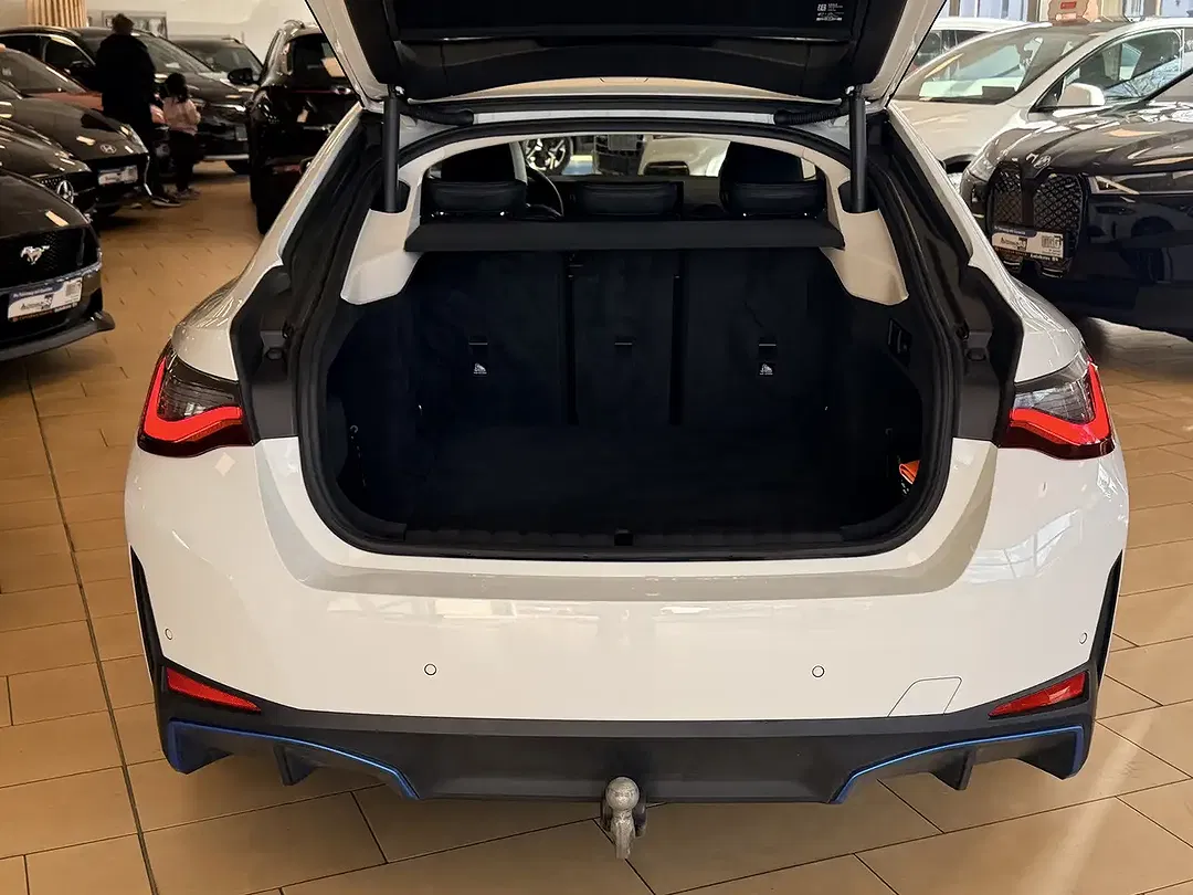 BMW i4 - Thumbnail 4