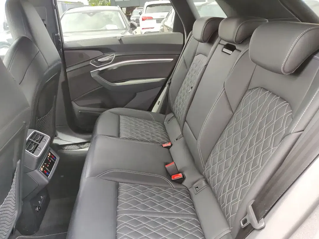 Audi Q8 e-tron 55 quattro S line - Thumbnail 13
