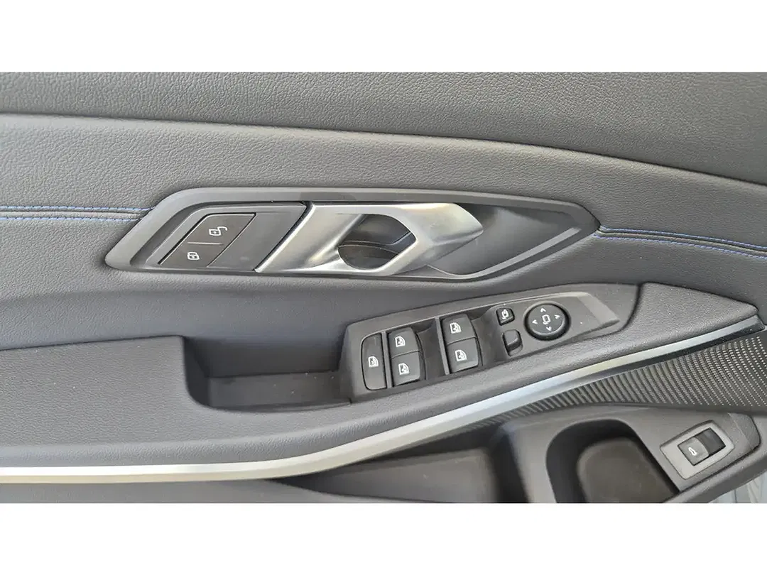 BMW 320 xDrive Touring M Sport - Thumbnail 12