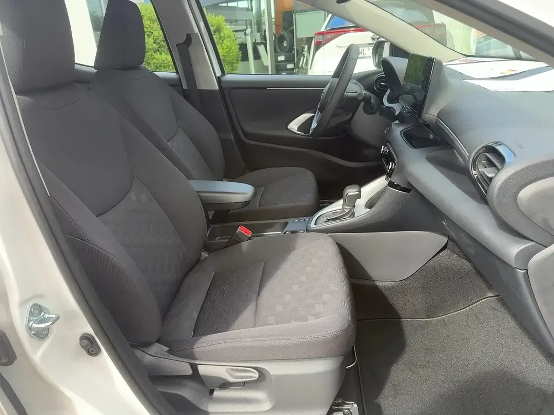 Toyota Yaris 1.5 Hybrid Business Edition - Thumbnail 11