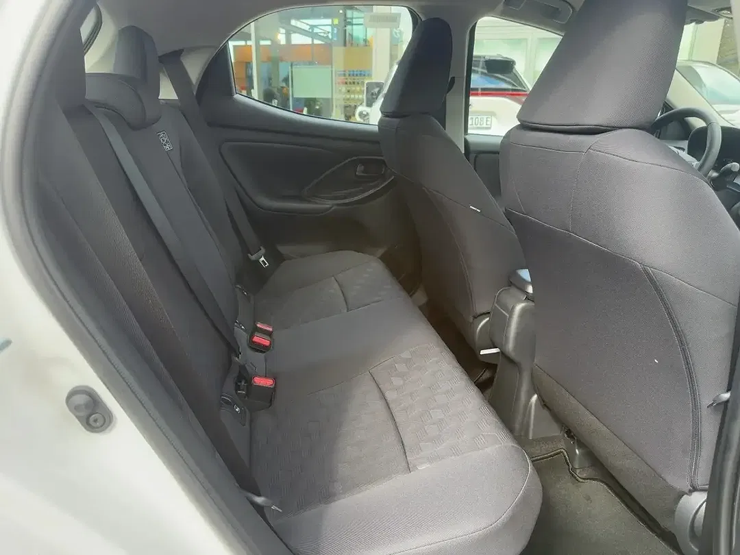 Toyota Yaris 1.5 Hybrid Business Edition - Thumbnail 12