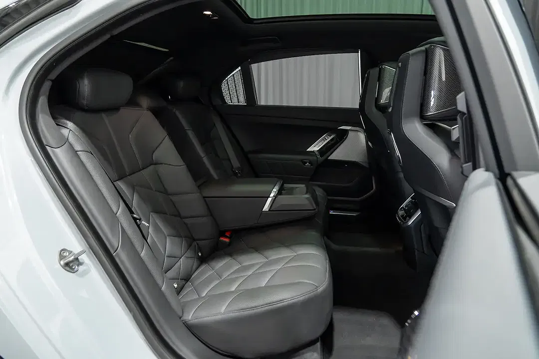 BMW i7 xDrive M Sport Pro Individual - Thumbnail 10