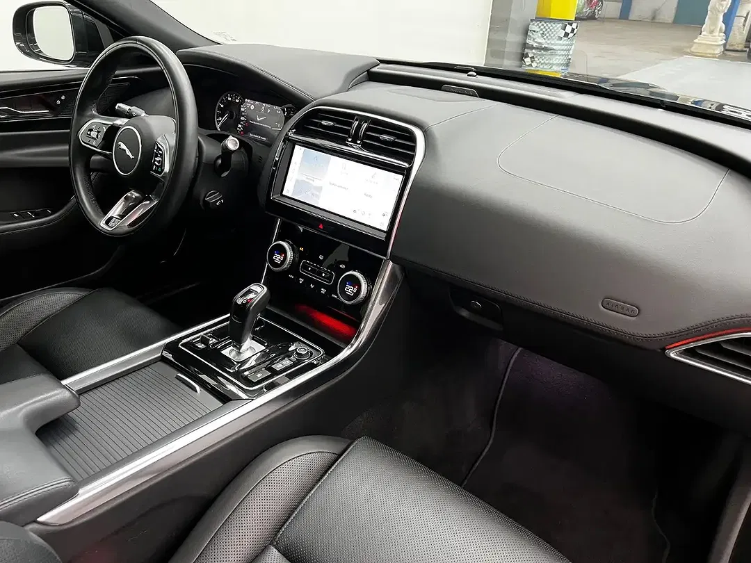 Jaguar XE 4x4 S - Thumbnail 14