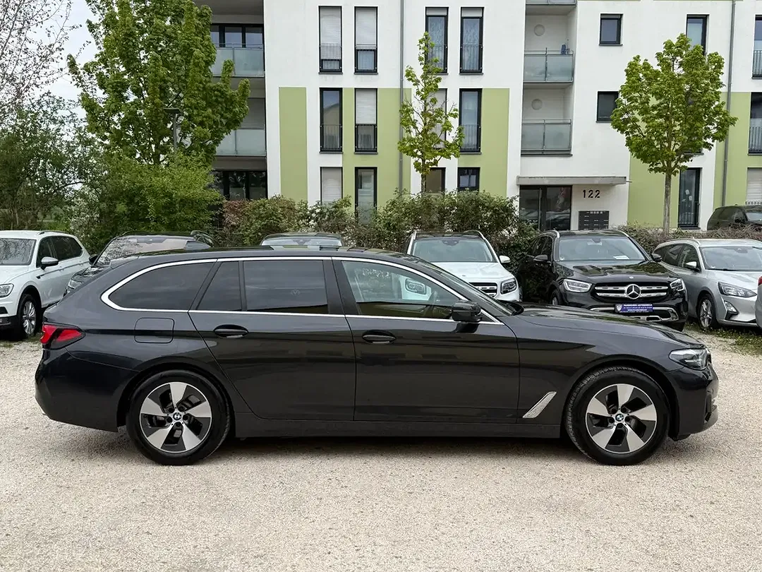 BMW 520 xDrive Touring - Thumbnail 4