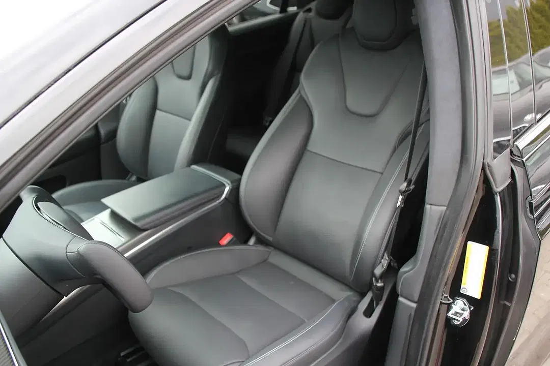 Tesla Model X Plaid - Thumbnail 13