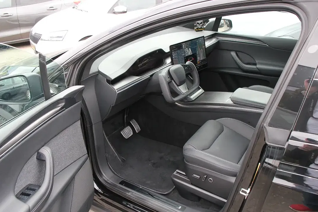 Tesla Model X Plaid - Thumbnail 14
