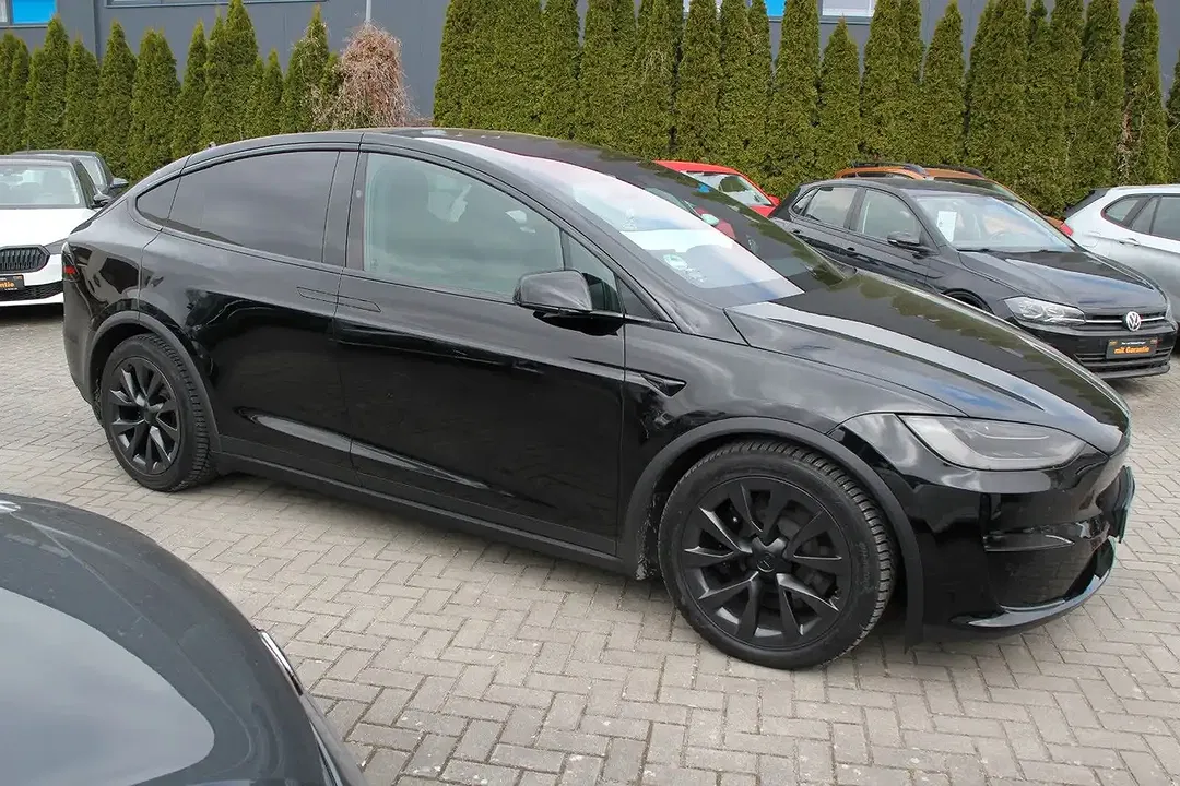 Tesla Model X Plaid - Thumbnail 3