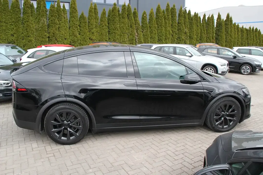 Tesla Model X Plaid - Thumbnail 4