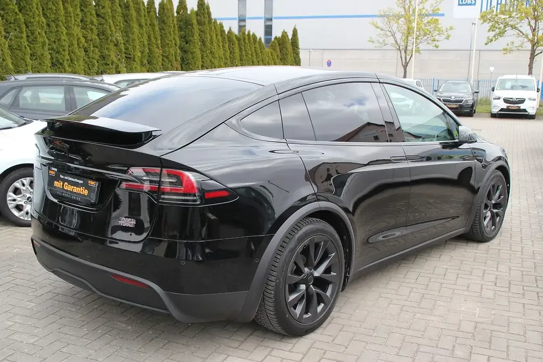 Tesla Model X Plaid - Thumbnail 5