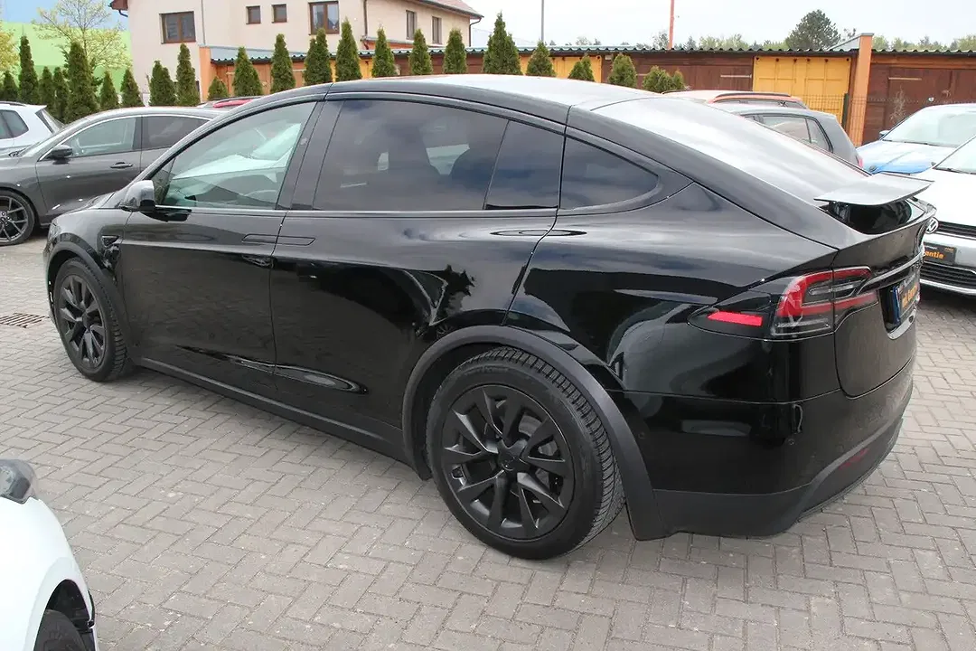 Tesla Model X Plaid - Thumbnail 7