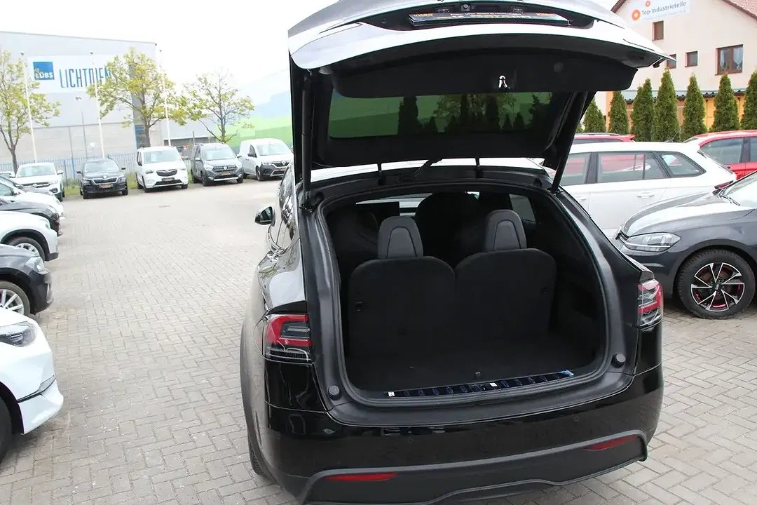 Tesla Model X Plaid - Thumbnail 9