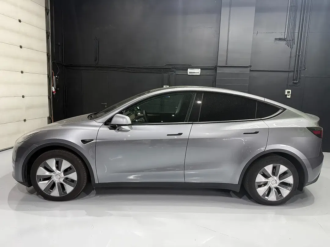 Tesla Model Y Dual Motor Performance - Thumbnail 4