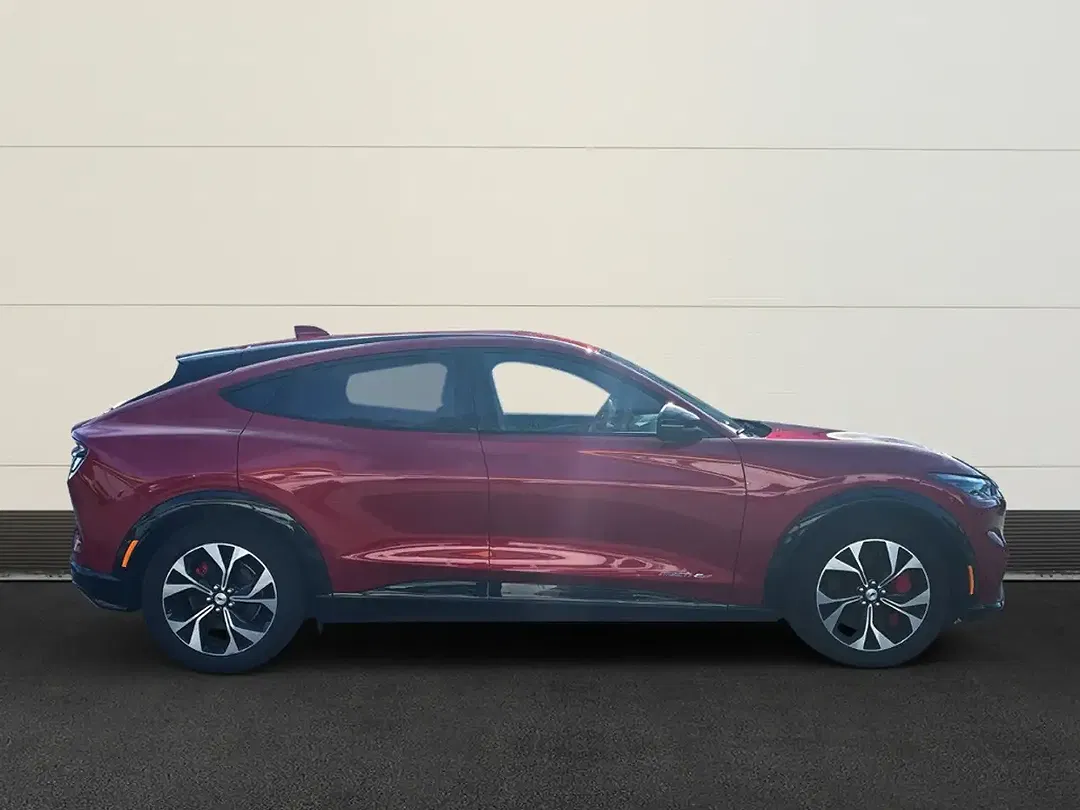 Ford Mustang Mach-E 4x4 - Thumbnail 3