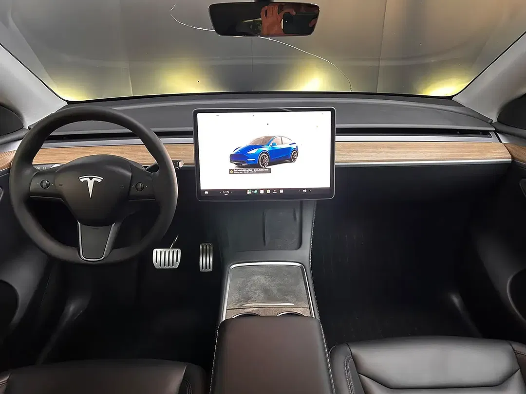 Tesla Model Y AWD Performance Long Range - Thumbnail 13