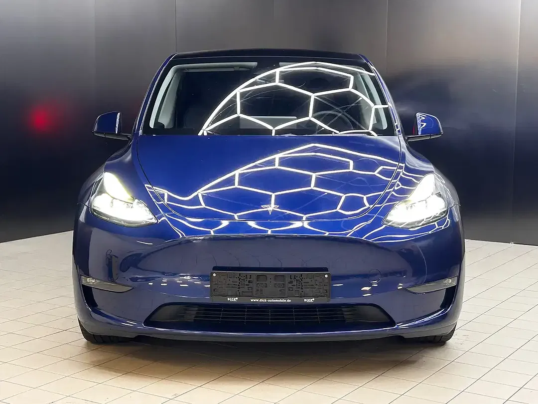 Tesla Model Y AWD Performance Long Range - Thumbnail 3