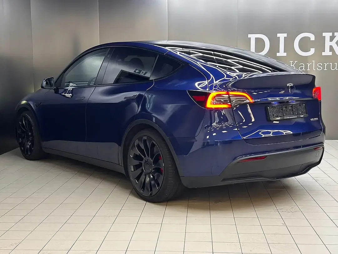Tesla Model Y AWD Performance Long Range - Thumbnail 5