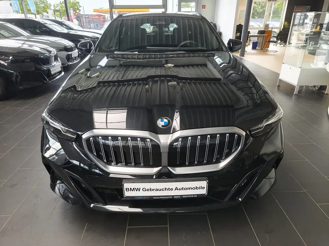 BMW 520 xDrive M Sport Touring - Thumbnail 2