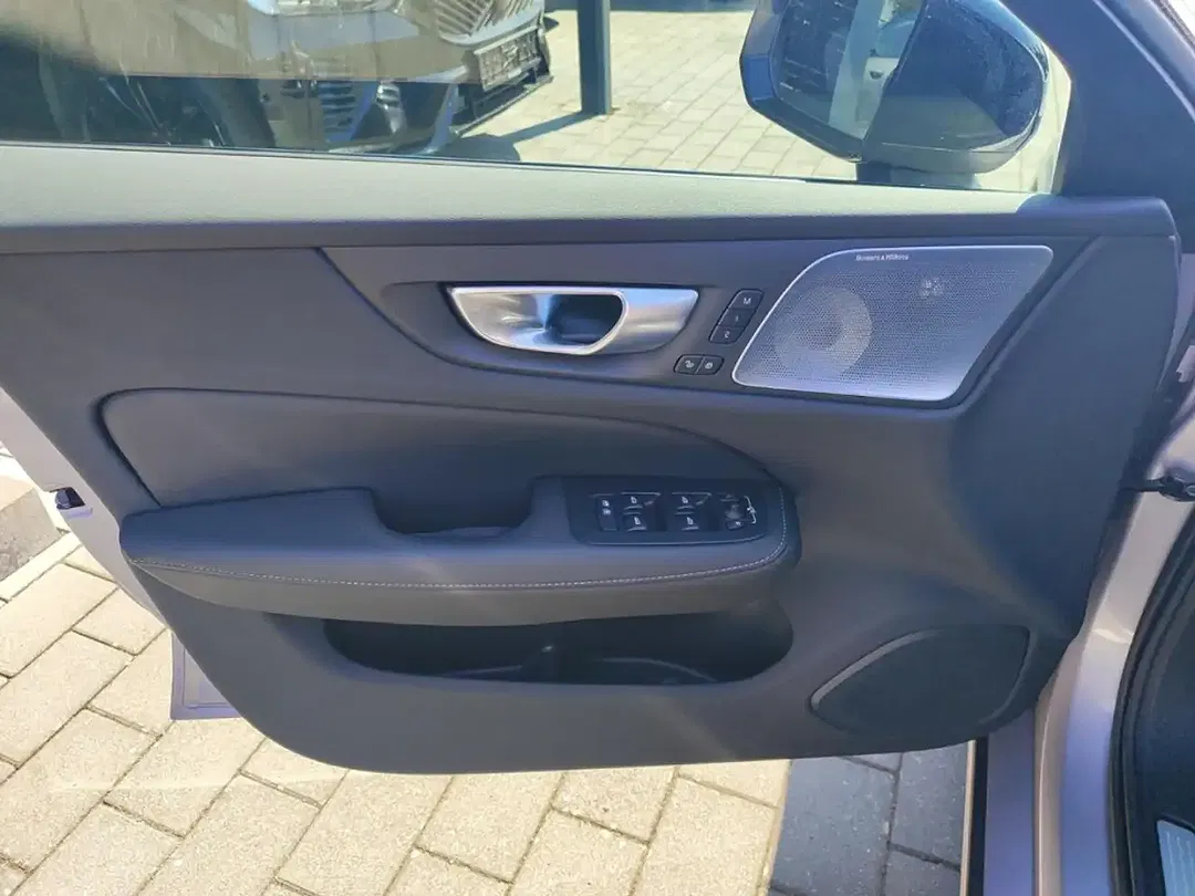 Volvo V60 B4 Ultra Dark - Thumbnail 11