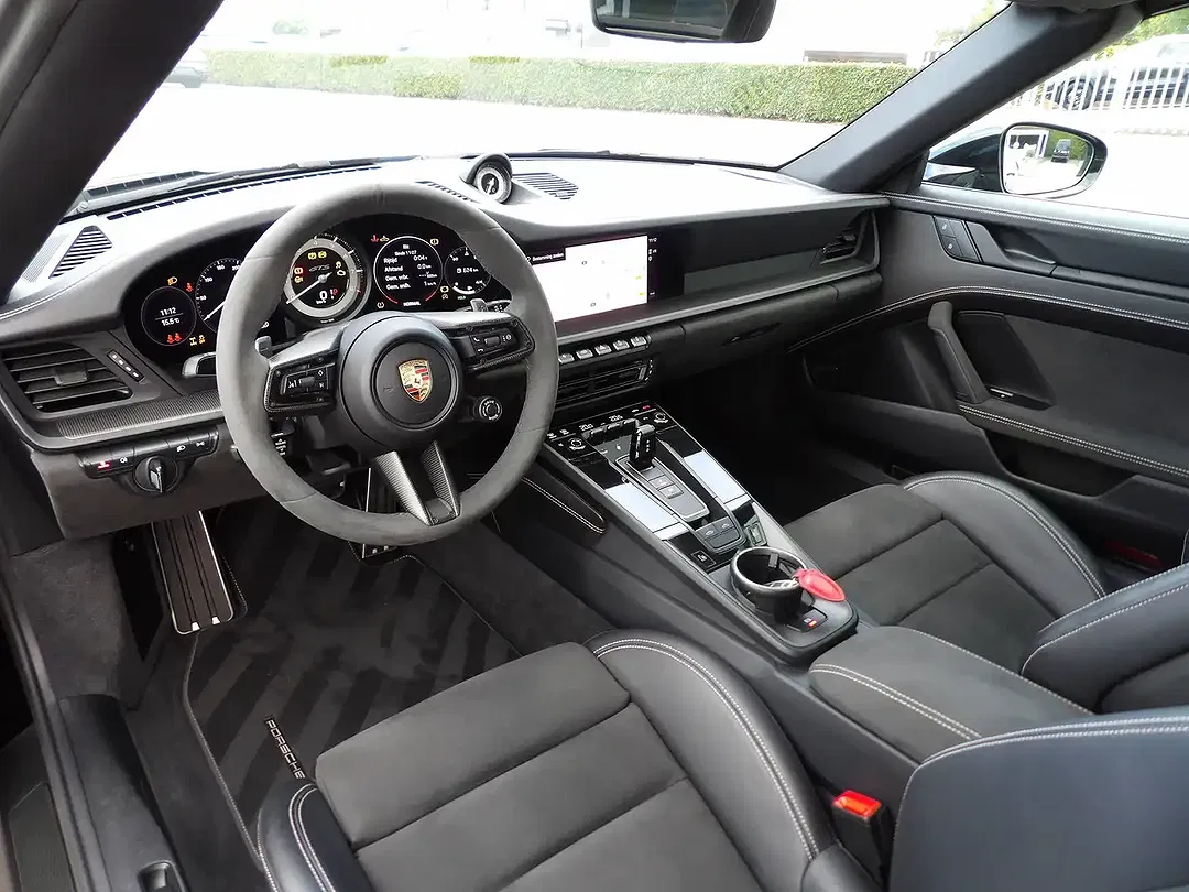 Porsche 992 Carrera 4 GTS Targa - Thumbnail 11