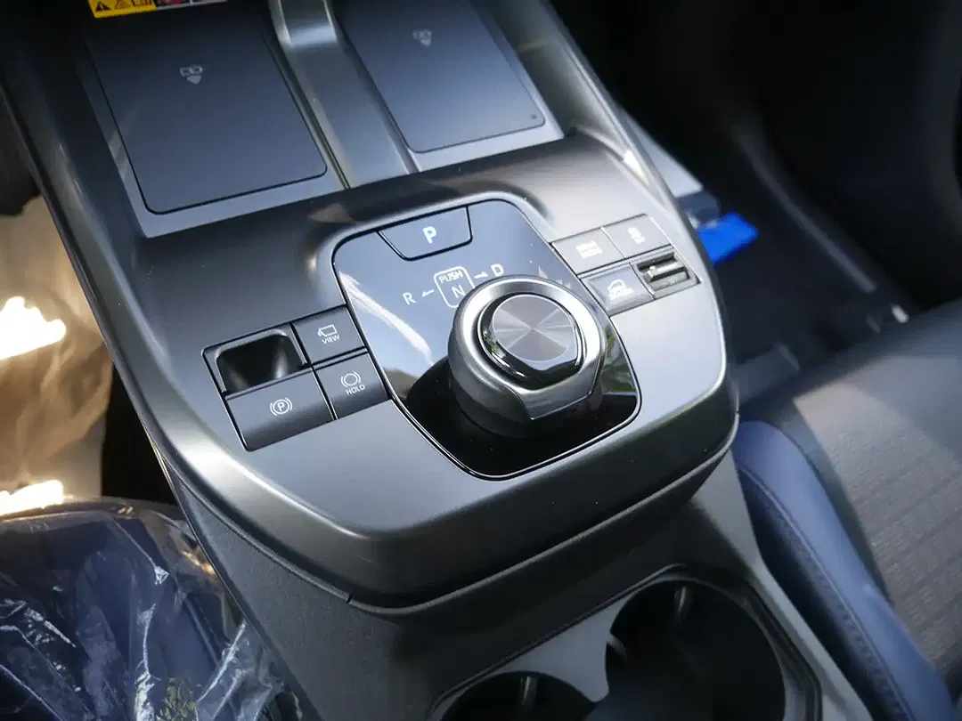 Subaru Solterra AWD Platinum - Thumbnail 11