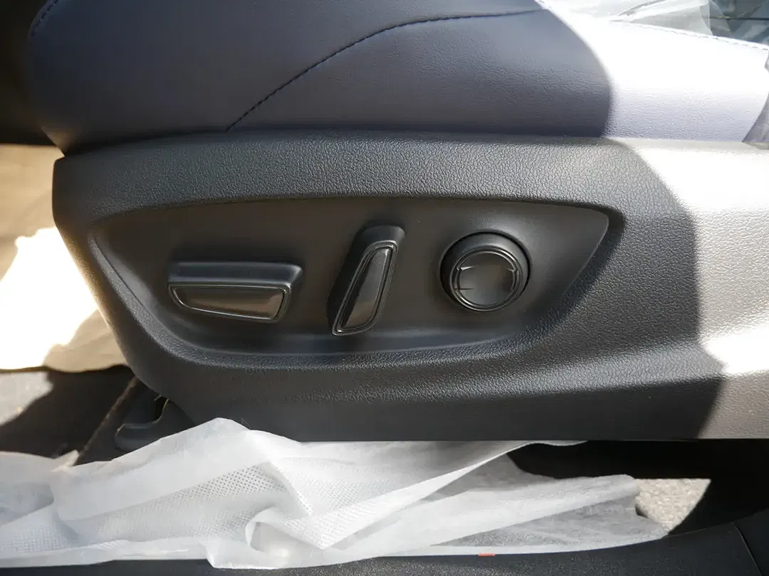 Subaru Solterra AWD Platinum - Thumbnail 14