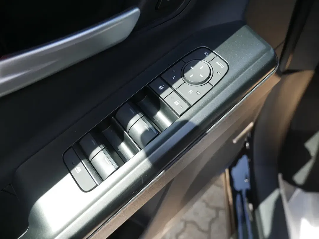 Subaru Solterra AWD Platinum - Thumbnail 6