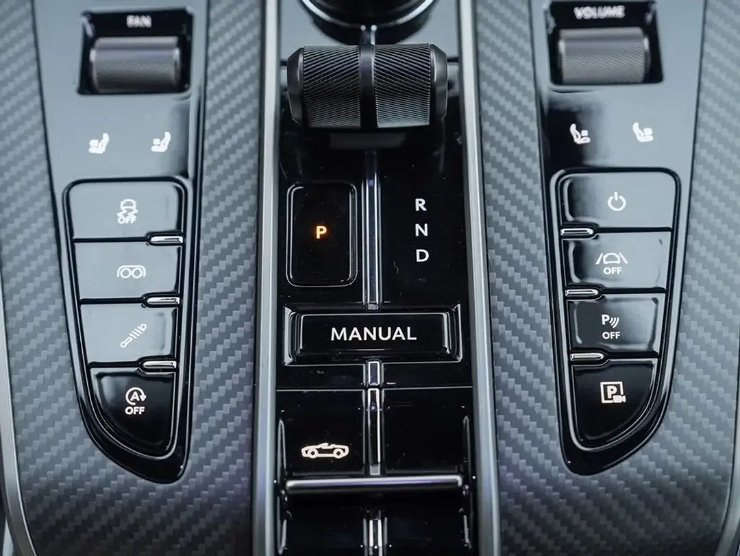 Aston Martin Vanquish Volante - Thumbnail 14