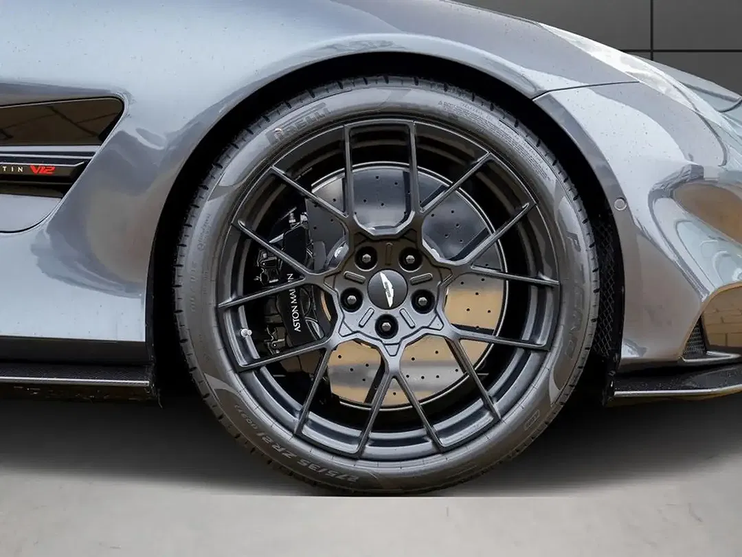 Aston Martin Vanquish Volante - Thumbnail 4