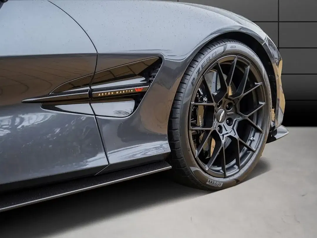 Aston Martin Vanquish Volante - Thumbnail 9