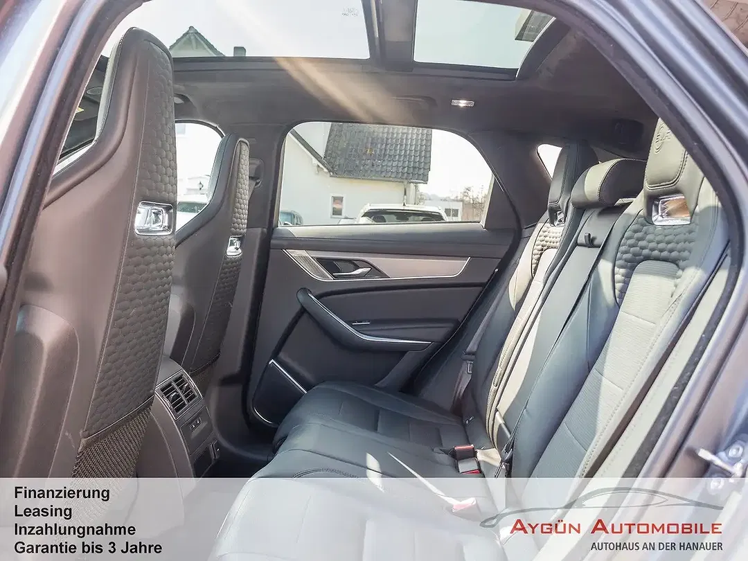 Jaguar F-Pace P550 SVR - Thumbnail 13