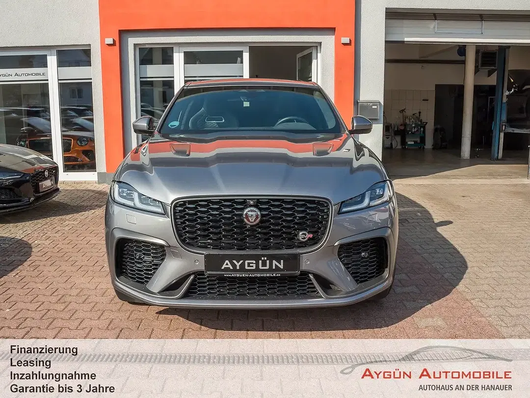 Jaguar F-Pace P550 SVR - Thumbnail 2