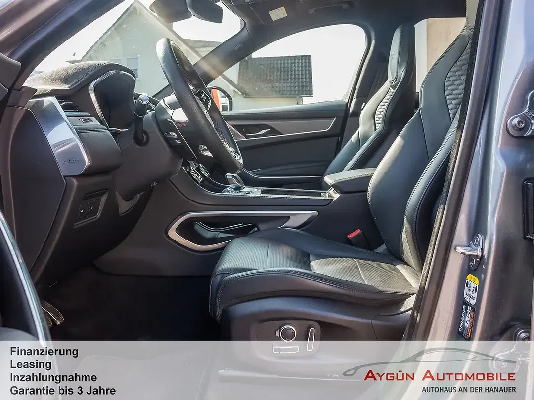 Jaguar F-Pace P550 SVR - Thumbnail 9
