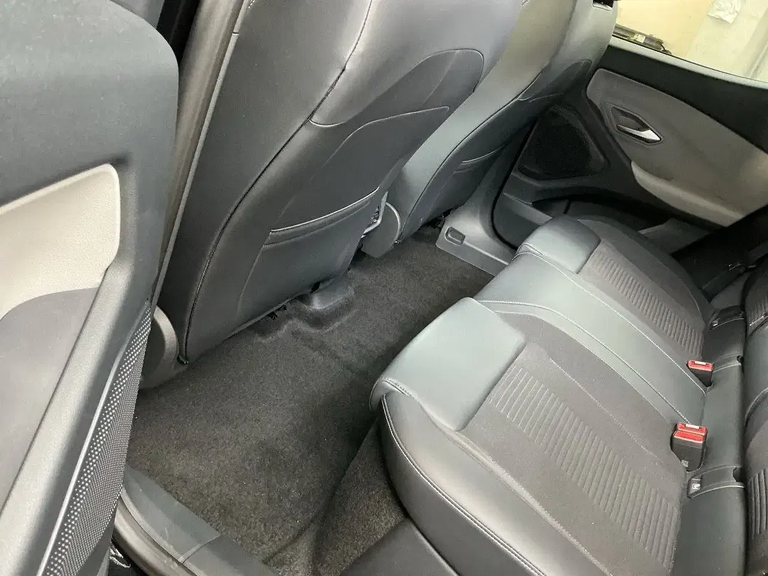 Ford Explorer Premium - Thumbnail 3