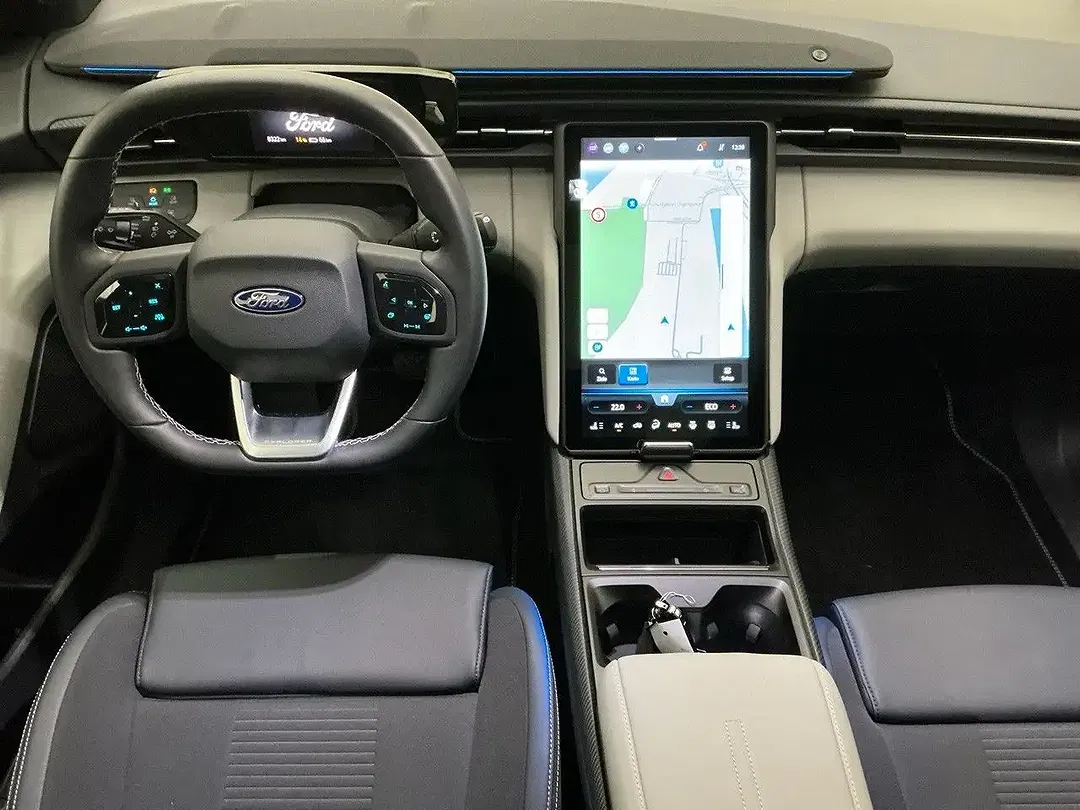Ford Explorer Premium - Thumbnail 5