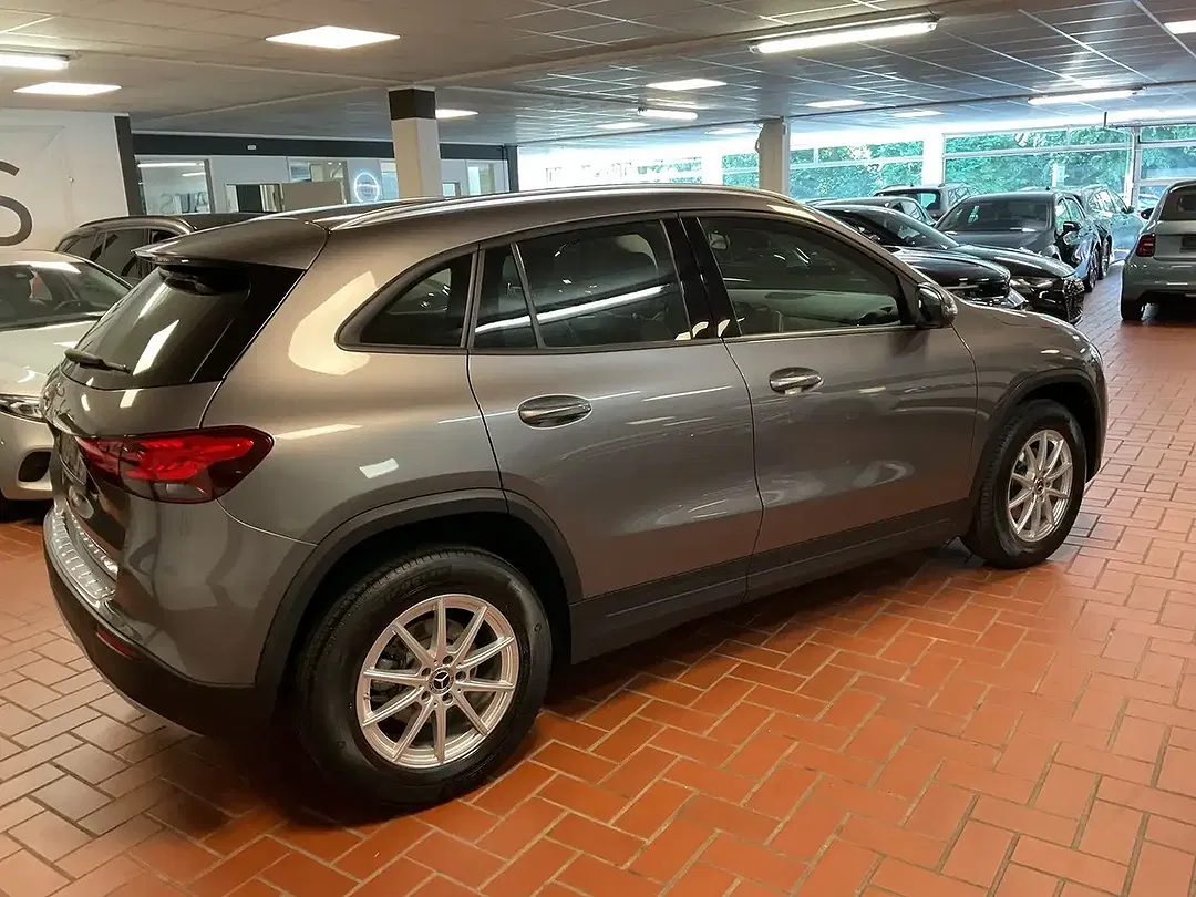 Mercedes-Benz GLA 180 - Thumbnail 4