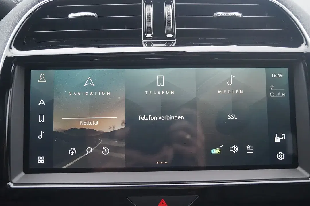 Jaguar XE R-Dynamic Black - Thumbnail 12