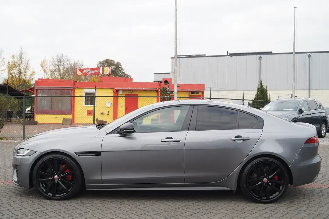 Jaguar XE R-Dynamic Black - Thumbnail 5