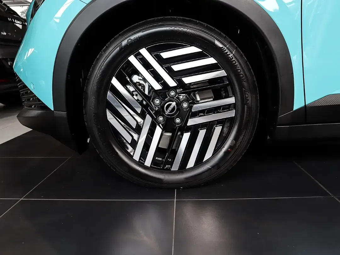 Nissan Leaf - Thumbnail 3