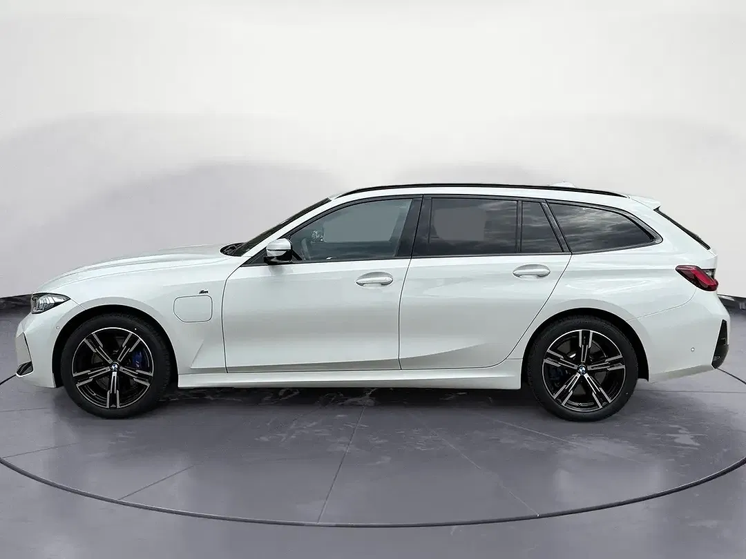 BMW 330 Touring M Sport - Thumbnail 2