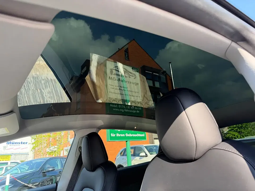 Tesla Model Y RWD Premium - Thumbnail 10