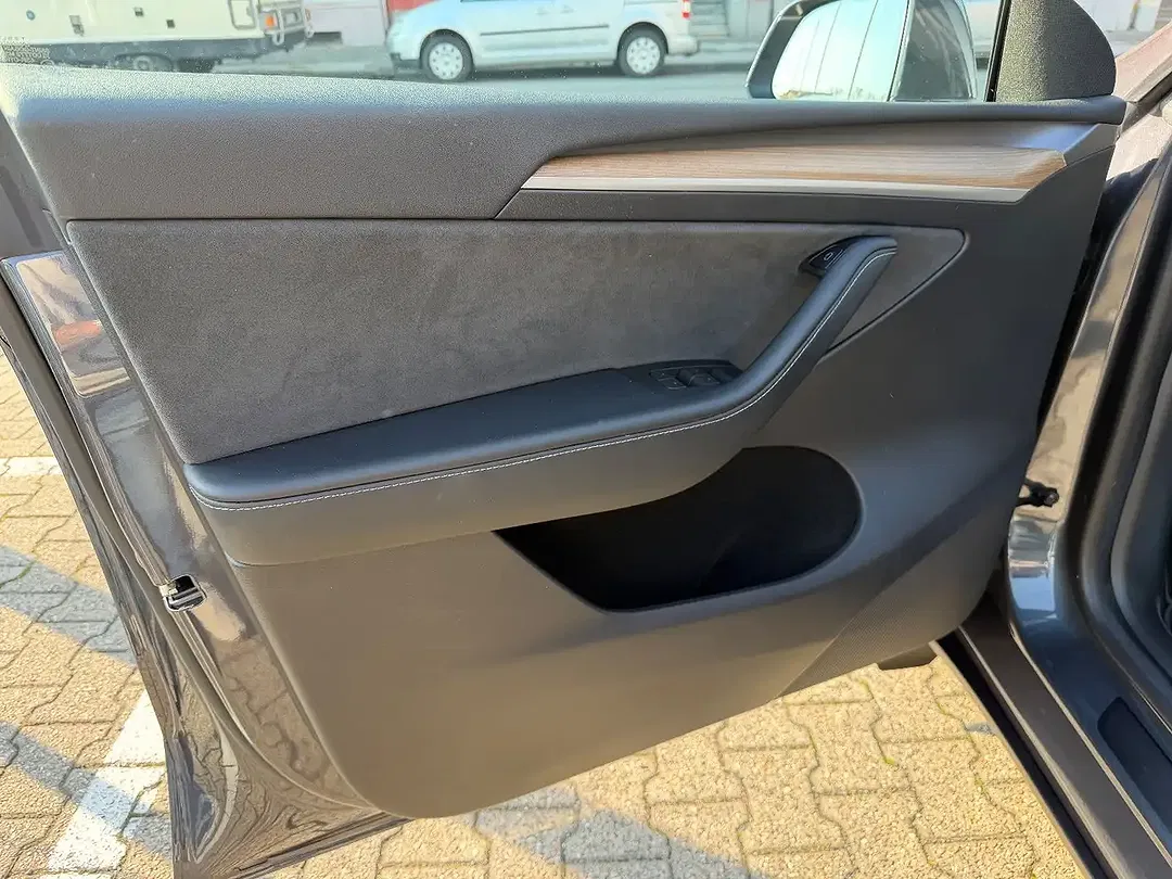 Tesla Model Y RWD Premium - Thumbnail 11