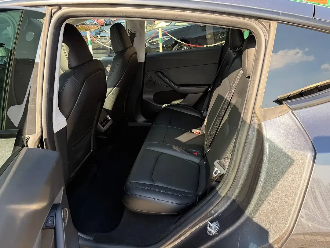 Tesla Model Y RWD Premium - Thumbnail 12