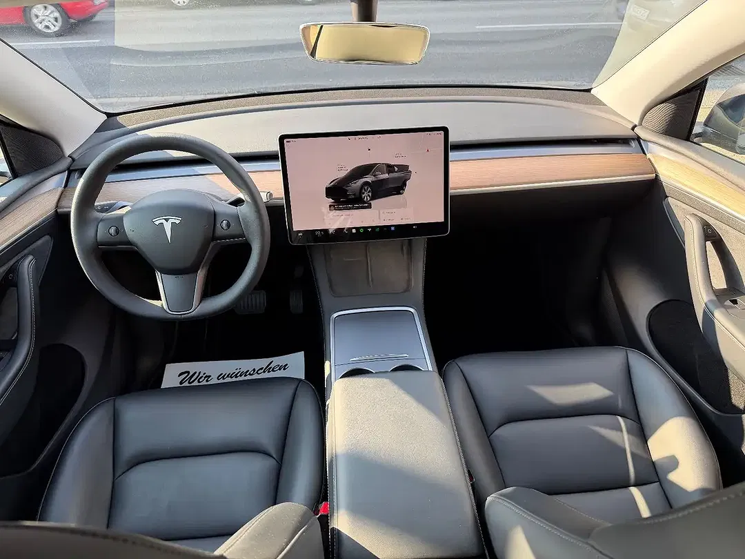 Tesla Model Y RWD Premium - Thumbnail 13